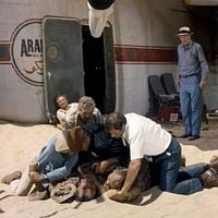 Le Vol du Phénix : photo Christian Marquand, Dan Duryea, Ernest Borgnine, Ian Bannen, James Stewart