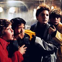 Les Goonies : photo Corey Feldman, Jeff Cohen, Jonathan Ke Quan, Richard Donner, Sean Astin