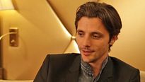 Raphaël Personnaz : "Charlotte Le Bon ? Un poème !"