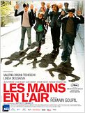 Les mains en l'air