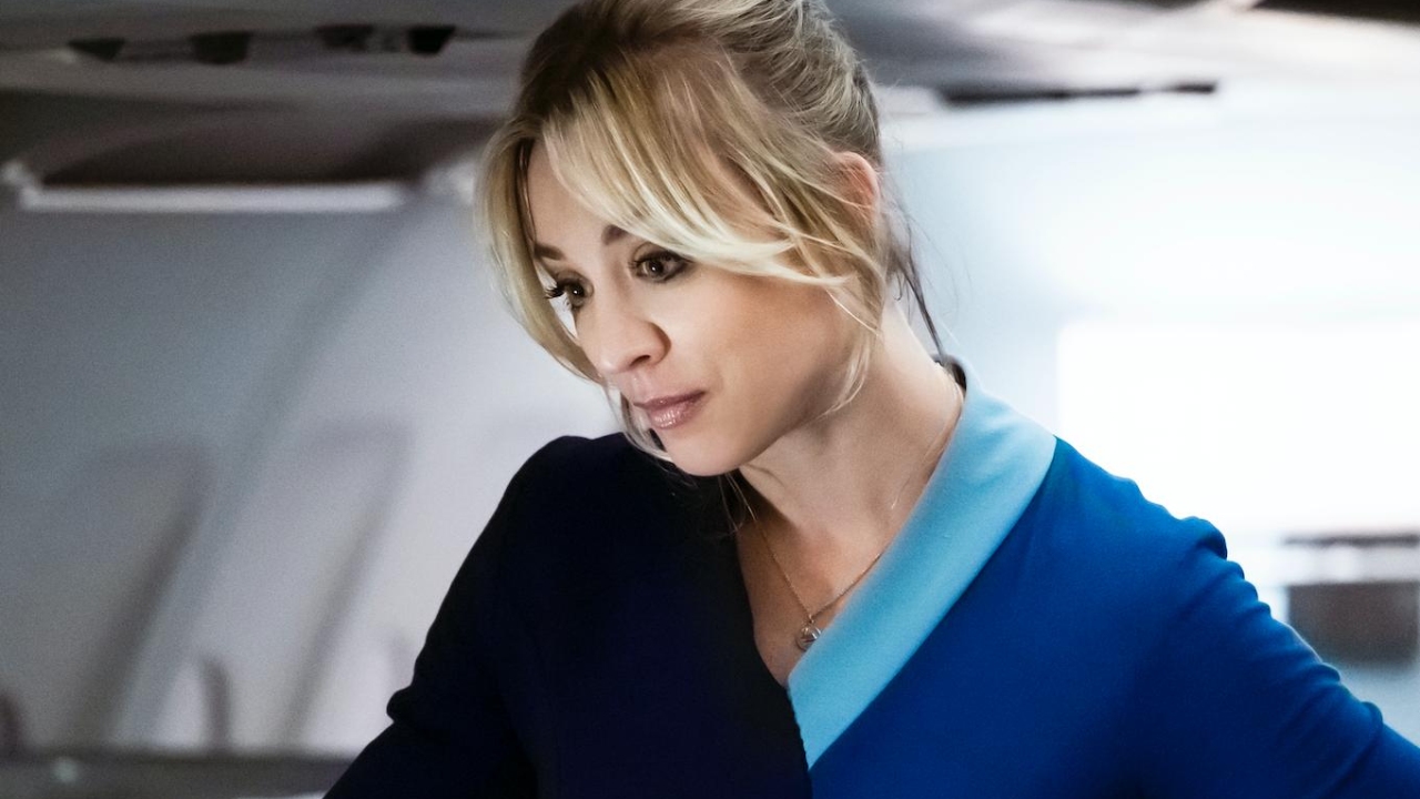 The Flight Attendant : la nouvelle série avec Kaley Cuoco (The Big Bang Theory) en avril sur Warner TV