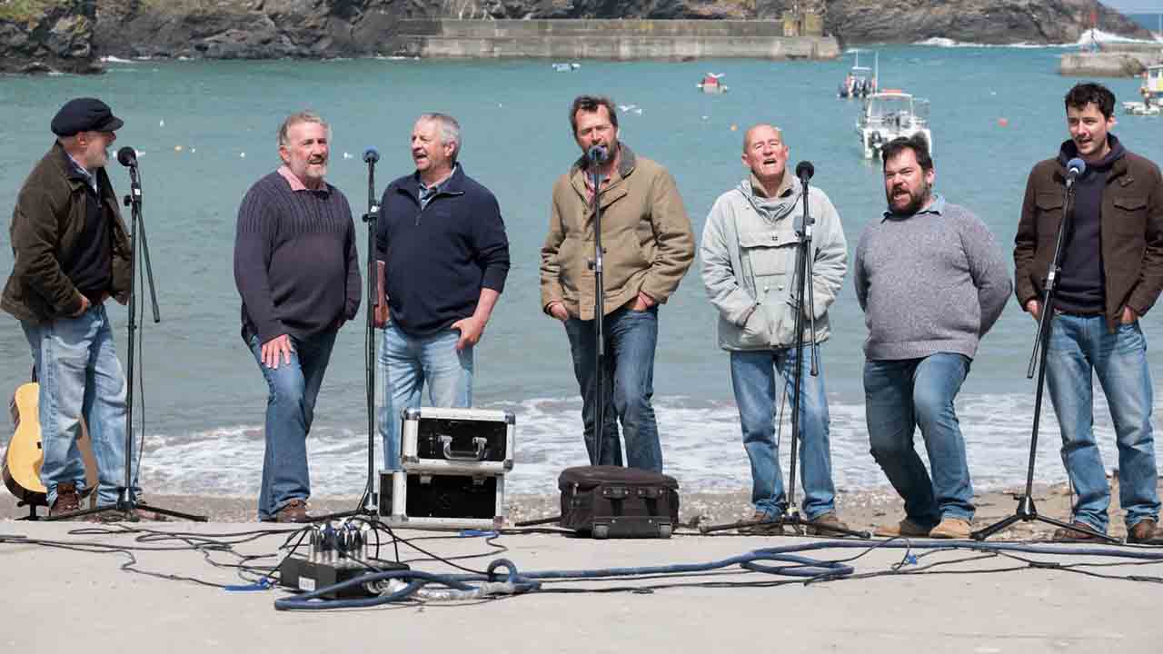 Fisherman's Friends : c'est quoi cette rafraîchissante comédie sur un boys band de pêcheurs ?