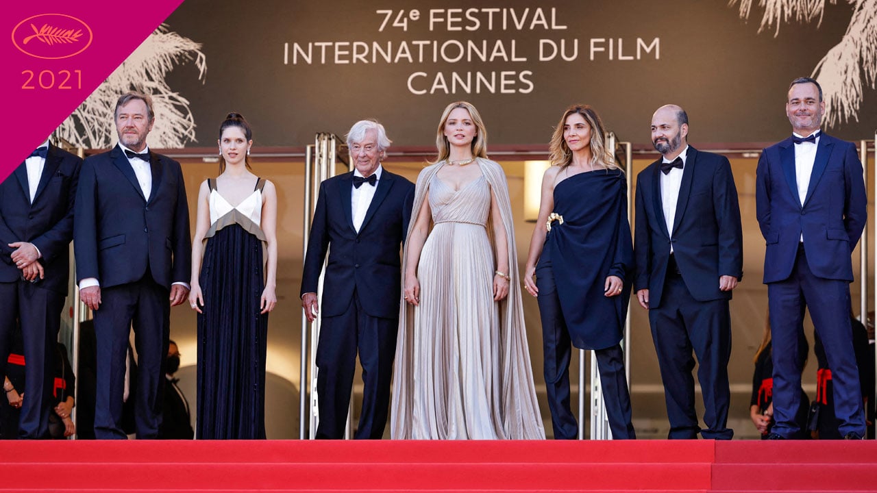 Cannes 2021, les marches : Virginie Efira, Paul Verhoeven et Marina Fois sur la Croisette