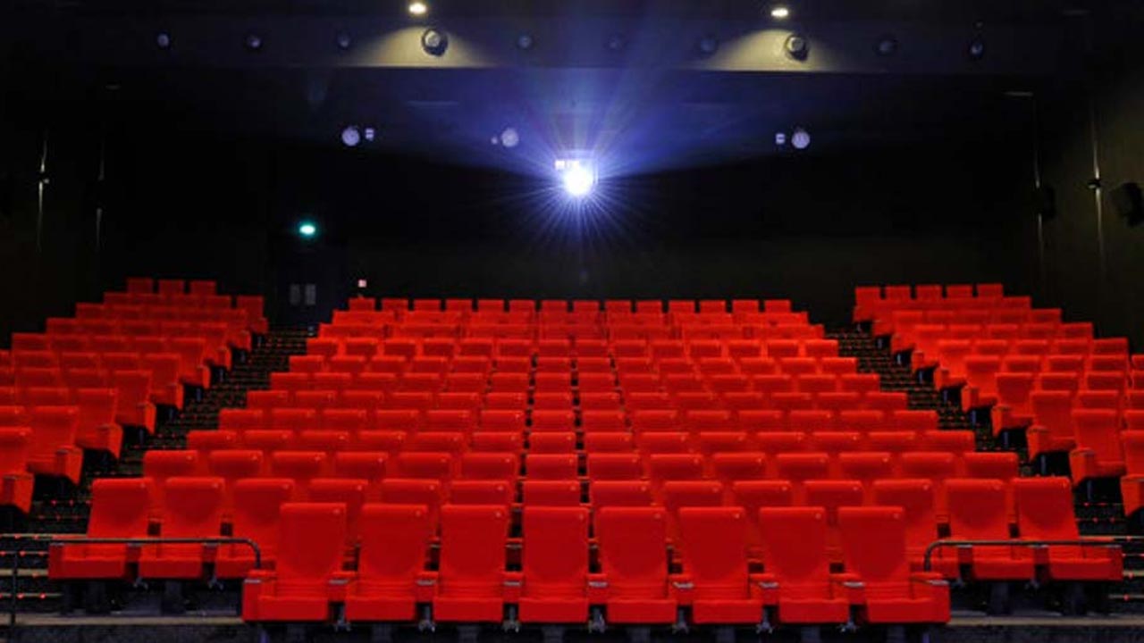 Pass sanitaire au cinéma : réalisateurs, distributeurs et producteurs dénoncent un 