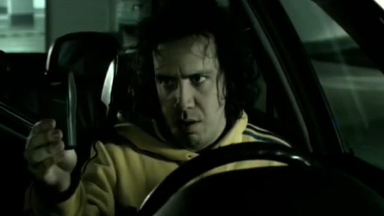 Alexandre Astier aux prises avec une voiture dans un court métrage méconnu