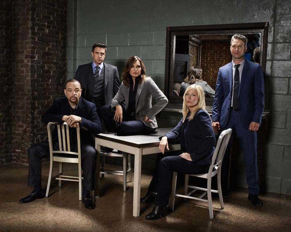 Photo De Mariska Hargitay Photo Kelli Giddish Raul Esparza Peter