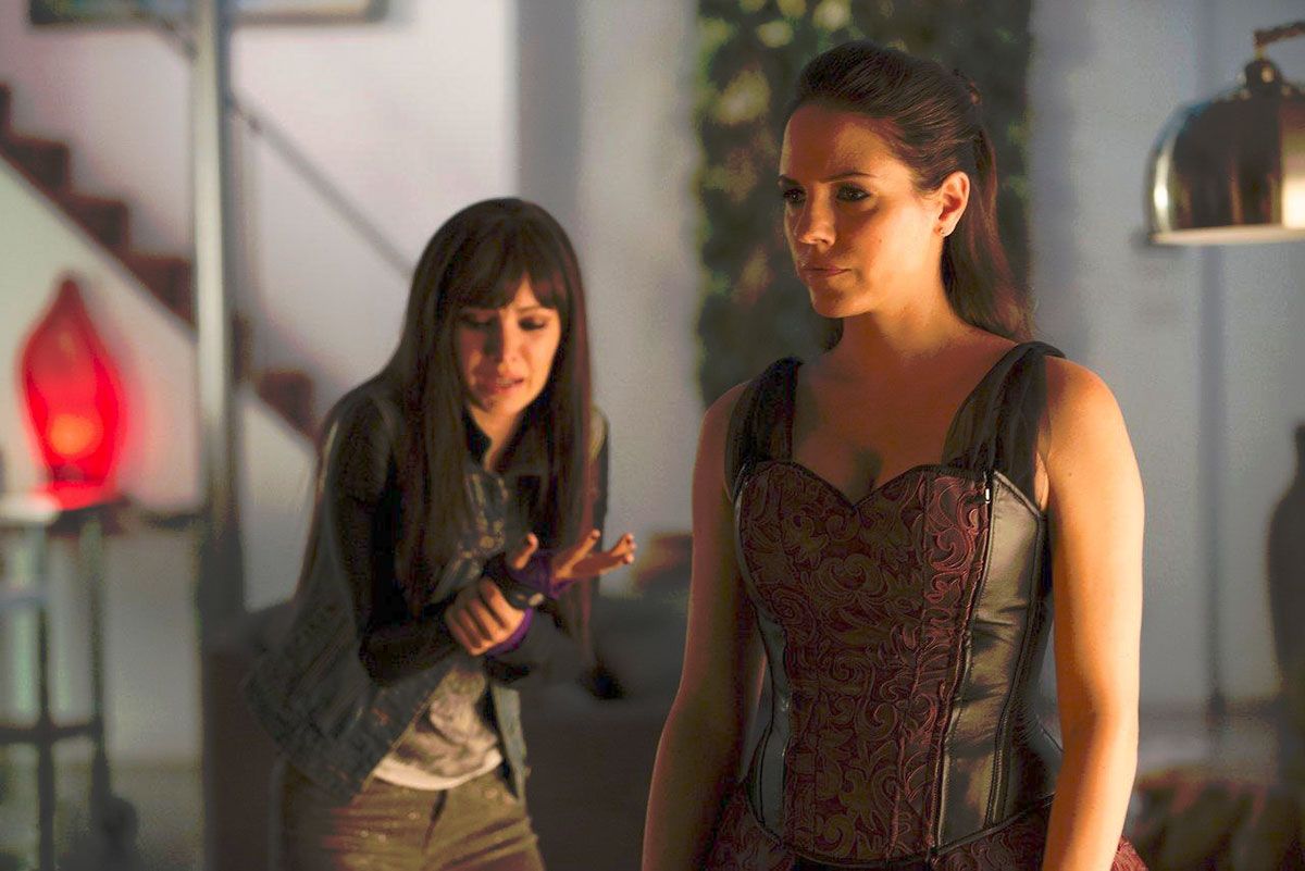 Un Si Grand Soleil Saison 4 épisode 143 Lost Girl : Photo Anna Silk - 72 sur 143 - AlloCiné