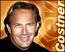 Kevin Costner entouré de femmes