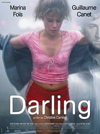 <br>Realisateur :  Christine Carri�re<br>&nbsp;Genre : Drame<br>&nbsp;Synopsis: Darling est une femme d'aujourd'hui, lanc�e dans le broyeur de la vie, et qui donne l'impression de toujours choisir la mauvaise direction. Elle souffre car la vie ne l'�pargne jamais vraiment. Mais elle ne se voit pas comme une victime. Elle ne s'apitoie pas sur son sort. Au contraire, son parcours, son histoire, t�moignent d'une rage de vivre envers et contre tout. Elle se bat pour exister. Si elle tombe, elle se rel�ve. Ses r�ves se heurtent � la r�alit� mais elle avance, toujours et encore. Proche de la rupture, elle puise au fond d'elle m�me une �nergie pour continuer.Sa parole la r�v�le comme une femme qui veut garder sa dignit� et s�duire malgr� tout.Darling est na�ve et effront�e, instinctive et courageuse. Elle poss�de la force vitale d'une h�ro�ne de trag�die.