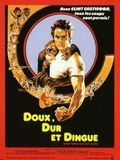 <br>Realisateur :  James Fargo<br>&nbsp;Genre : Com�die<br>&nbsp;Synopsis: Pour arrondir ses fins de mois, Philo Beddoe, un camionneur, participe � des combats de boxe � mains nues o� il demeure invaincu. Un jour, il tombe amoureux d'une chanteuse, Lynn, mais la jeune femme dispara�t le lendemain. Accompagn� de son orang-outang, Clyde et de son ami Orville, Philo part � la recherche de cette derni�re. Poursuivis par une bande de motards hargneux et des policiers, le chemin de ce dr�le de trio sera sem� d'emb�ches.