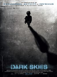 <br>Realisateur :  Scott Charles Stewart<br>&nbsp;Genre : Epouvante-horreur<br>&nbsp;Synopsis: Dans une banlieue paisible, la famille Barrett voit soudainement sa vie basculer suite � des �v�nements �tranges qui, chaque nuit, viennent troubler la tranquillit� de sa maison. Lorsque leur fils cadet �voque un myst�rieux � Ogre des sables � lui rendant visite le soir, le quotidien de Daniel et Lacy Barrett tourne alors au cauchemar : ils deviennent victimes d�inqui�tants trous de m�moires, et de soudaines pertes de contr�le de leur corps. Ne trouvant aucun soutien autour d�eux, ils se retrouvent impuissants pour affronter ce qui va se r�v�ler �tre une force extra-terrestre cherchant � s'emparer de leurs enfants...