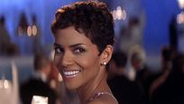 Meurs un autre jour : Halle Berry a failli mourir étouffée Meurs un autre jour : Halle Berry a failli mourir étouffée