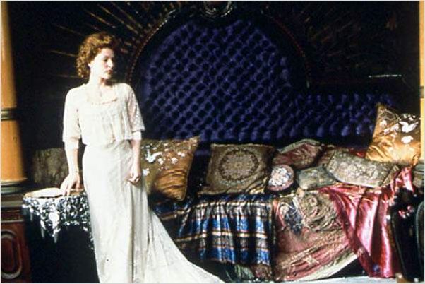 Chez les heureux du monde : photo Gillian Anderson