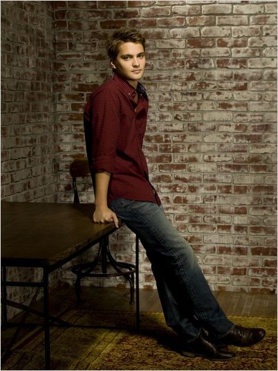 Brothers & Sisters : Photo Luke Grimes