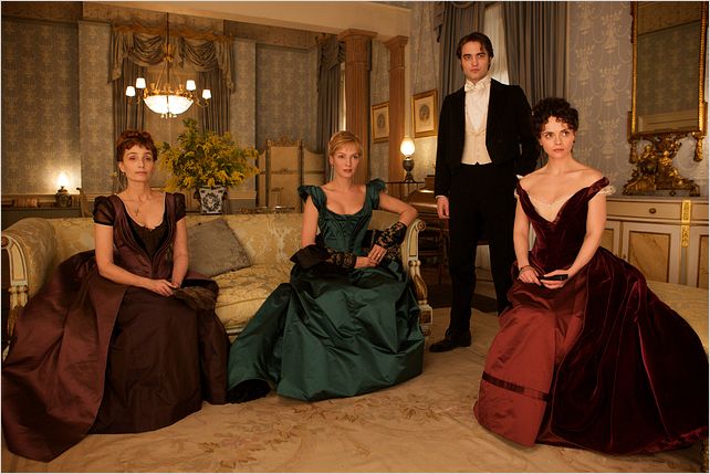 Bel Ami : photo Christina Ricci, Kristin Scott Thomas, Robert Pattinson, Uma Thurman