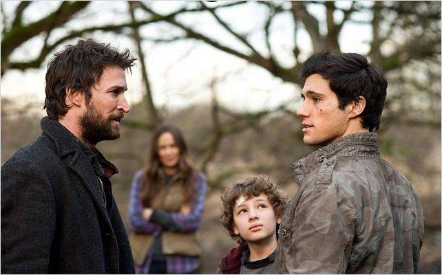 Falling Skies : photo Drew Roy, Maxim Knight, Noah Wyle