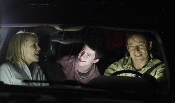 Awake : photo Dylan Minnette, Jason Isaacs, Laura Allen