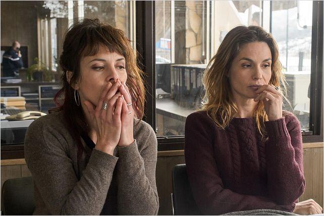 Lorànt Deutsch Et Armelle Deutsch Le Mystère du lac : Photo de Armelle Deutsch et Barbara Schulz 12 sur