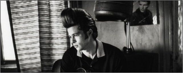 Brad Pitt avec la banane : une sacrée tête de rockeur !