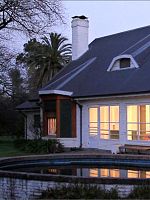 poster de La inviolabilidad del domicilio se basa en el hombre que aparece empunando un hacha