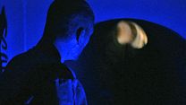 image de The Neon People EXTRAIT VO STFR "Le bout du tunnel"