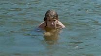 image de La Belle vie - EXTRAIT "Bain dans la rivière"