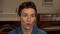 image de Une merveilleuse histoire du temps - MAKING OF VOST "Eddie Redmayne est Stephen Hawking"