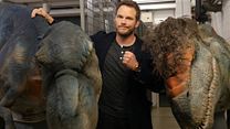image de Chris Pratt, star de Jurassic World, piégé par deux vélociraptors !