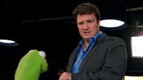 image de The Muppets - TEASER VO "Nathan Fillion interroge Kermit à propos de Miss Piggy"
