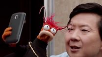 image de The Muppets - TEASER VO "Ken Jeong fait un selfie avec Pepe"