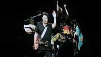 image de Michael J. Fox reprend "Johnny B. Goode" avec Coldplay