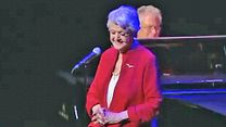 image de Angela Lansbury interprète la chanson de Madame Samovar
