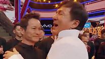image de Jackie Chan retrouve avec émotion ses premiers élèves sur un plateau de télévision chinois