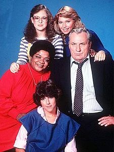 poster de la série Trois filles à la maison Saison 6