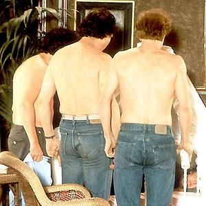 Photo Trois hommes et un couffin