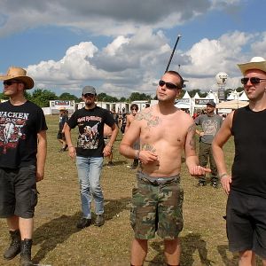 Photo Metaller die auf Brüste starren