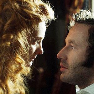 Photo The Crimson Petal and The White