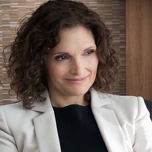 Photo Mary Elizabeth Mastrantonio