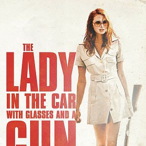 Photo La Dame dans l'auto avec des lunettes et un fusil