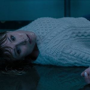 Photo La Femme qui habitait en face de la fille à la fenêtre