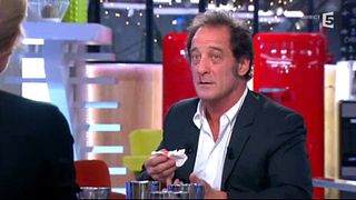 image de Vincent Lindon très saignant sur le plateau de "C à Vous"