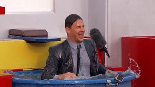 image de Channing Tatum fait un basket aquatique avec Jimmy Kimmel