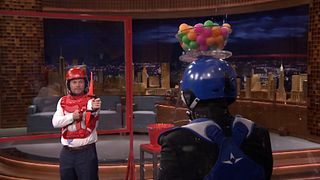image de Mark Wahlberg et Jimmy Fallon font une bataille de fléchettes
