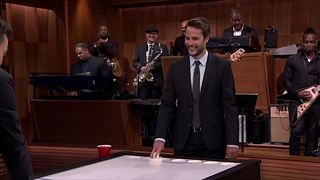 image de Du hockey et de la bière pour Taylor Kitsch chez Jimmy Fallon