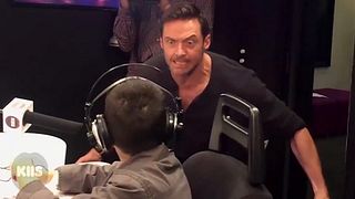 image de Hugh Jackman fait une surprise à un petit fan