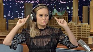 image de Brie Larson essaie de lire sur les lèvres de Jimmy Fallon