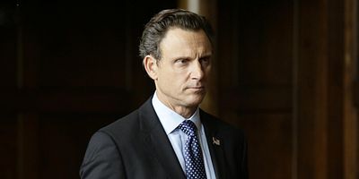 poster de la série Lourde est la tête qui porte la couronne