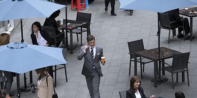 poster de la série La femme qui se cache derrière ses vêtements