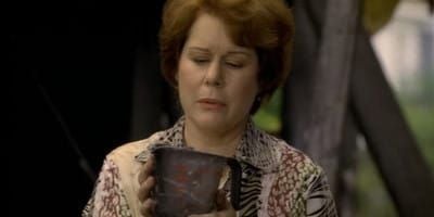 Un chien dans un jeu de filles