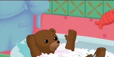 poster de la série Petit Ours Brun prend son bain